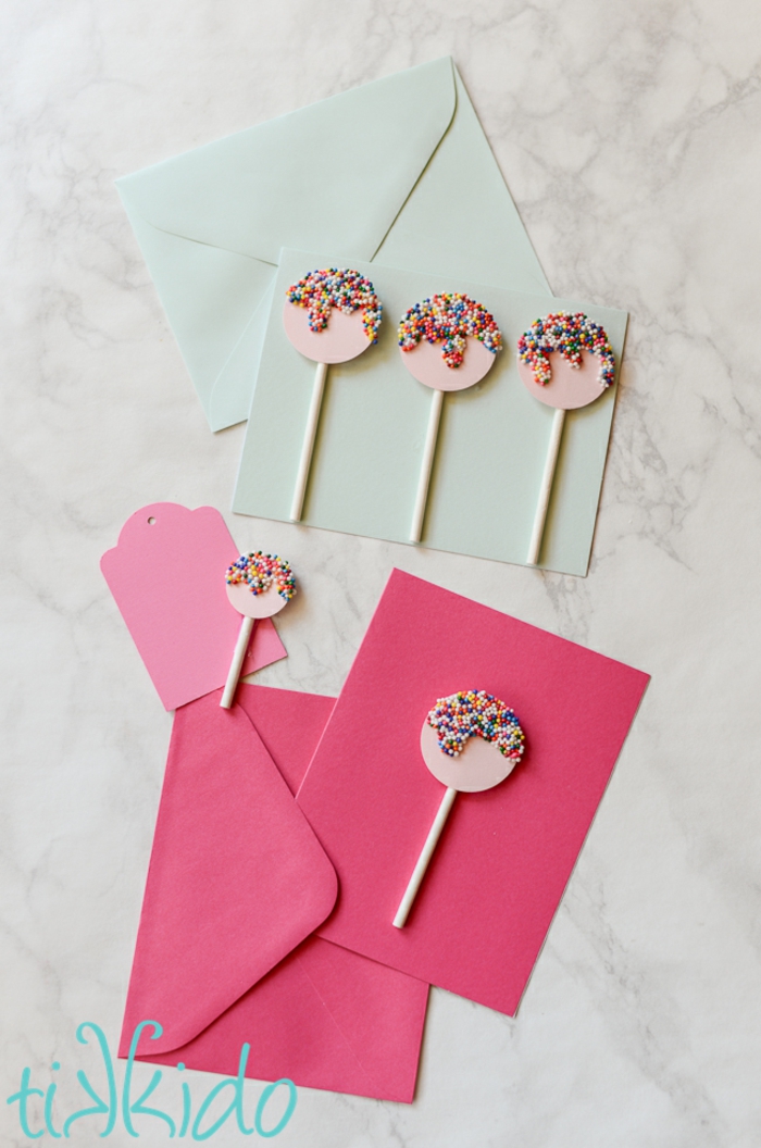 felicitacion cumplea;os. idea de tarjeta de cumpleaños hecha a mano con chupachups de papel y granas, variante en azyçul y rosado