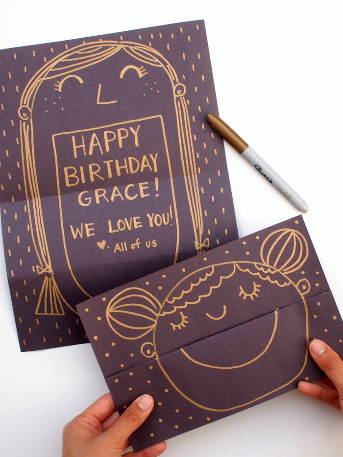 felicitaciones cumpleaños, tarjeta de cumpleaños desplegable con sibujo y mensaje en dorado, tutorial para hacerlo