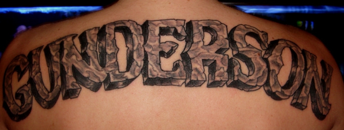 letras tatuajes, tatuaje para hombres grande para espalda con leteras mayusculas efecto 3d aspecto piedra