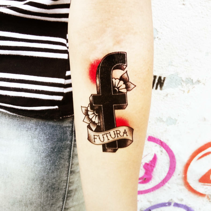 tipos de tatuajes, tatuaje en el antebrazo. emblema facebook, flores y palabra con letras delgadas