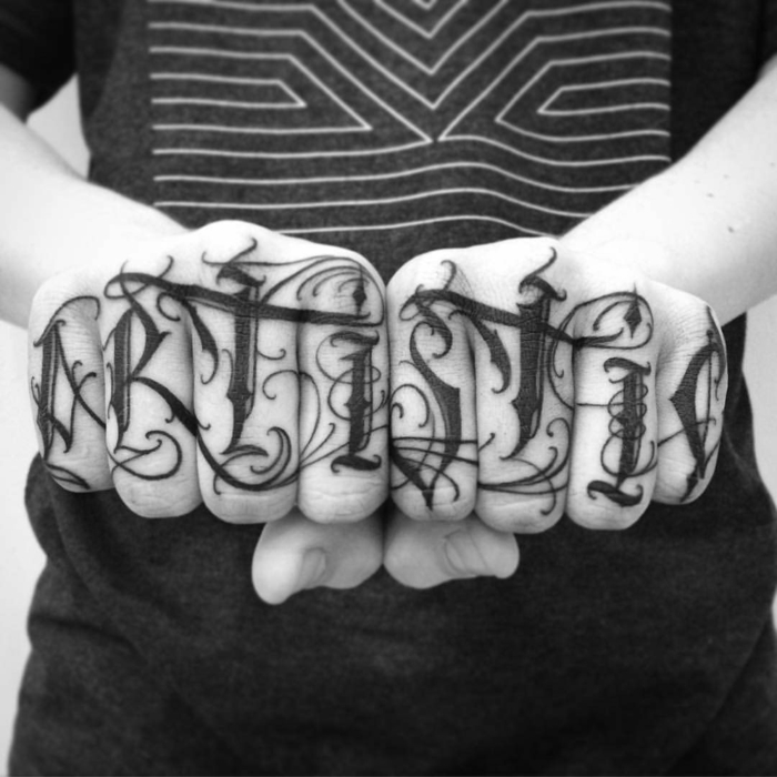 tipos de tatuajes, foto en blanco y negro, tatuaje para hombre sobre los dedos de la mano, letras negras estilo grafiti