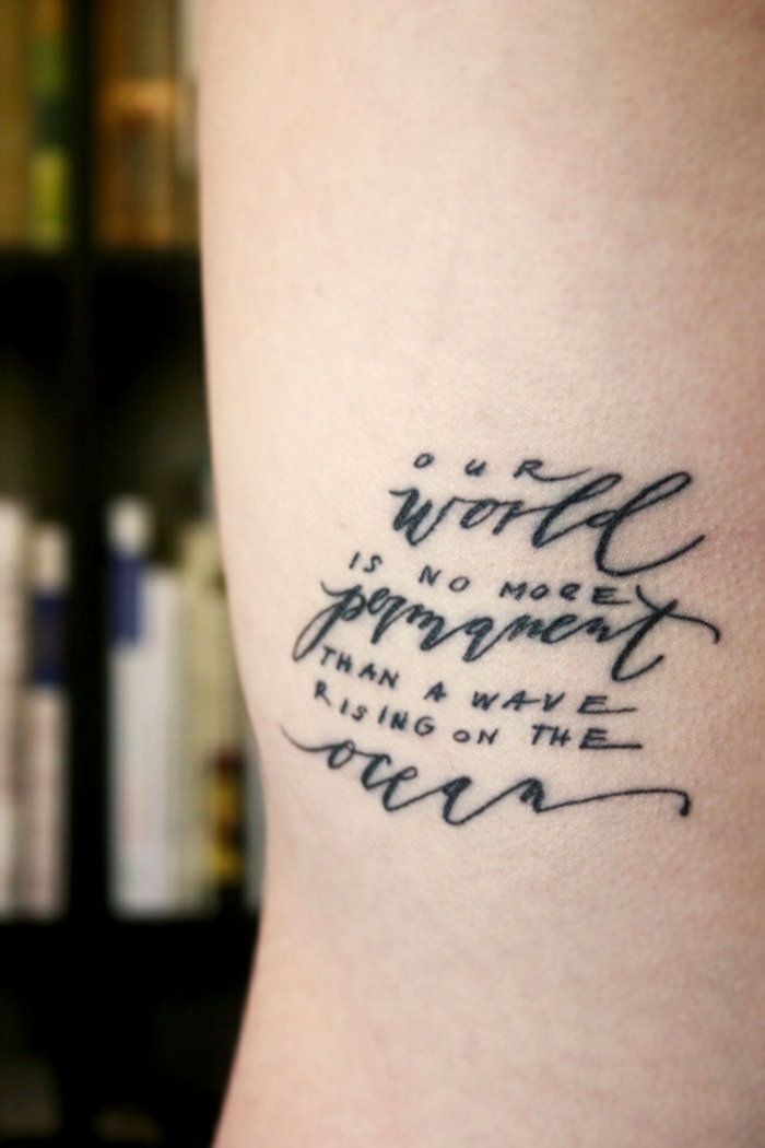 tatuajes mujer, tatuaje delicado con frase filosófica que usa dos fuentes diferentes, letras negras