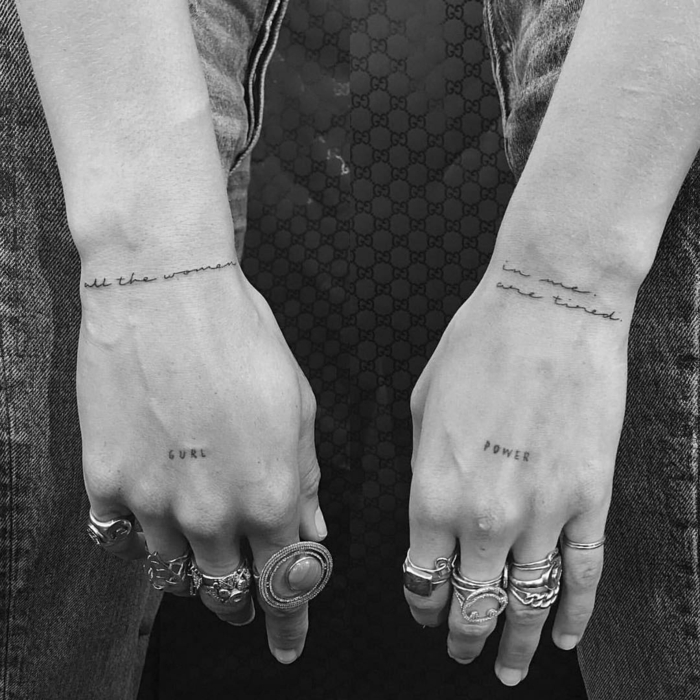 tatuajes mujer. foto en blanco y negro, mujer con tatuajes en las manos y las muñecas, dos fuentes diferentes, dedos con anillos