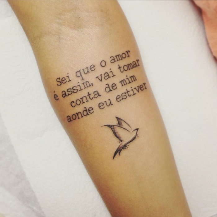 tatuajes letras, tatuaje delicado de antebrazo para mujer, fuente máquina de escribir, pájaro estilizado