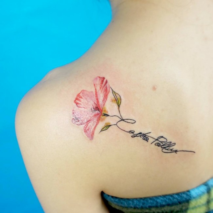 tatuajes letras, mujer con tatuaje delicado en el omoplato, tatuaje combinación de frase con fuente cursiva y amapola roja