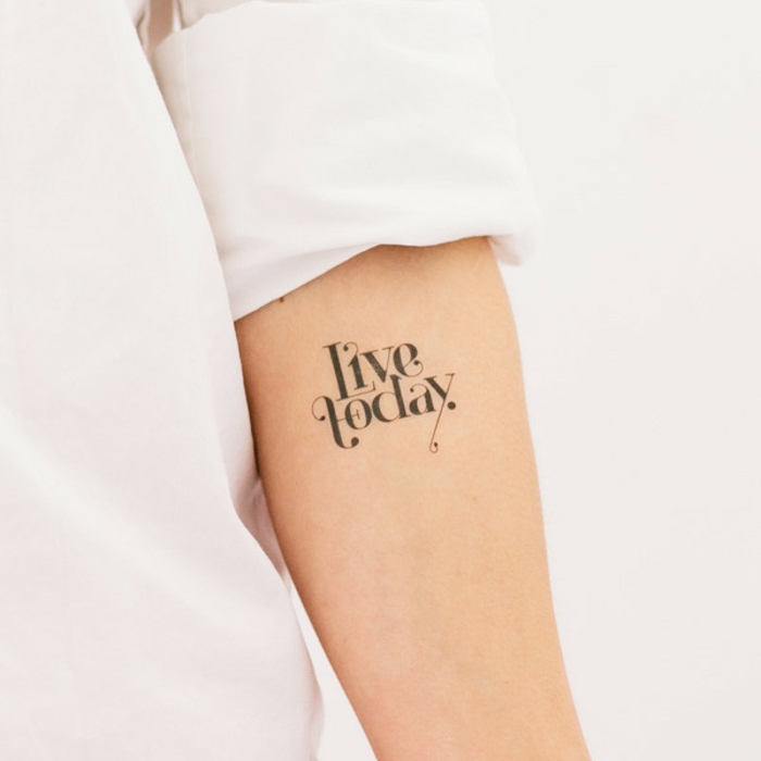 tatuajes letras, mujer con camisa blanca, tatuaje con frase en el antebrazo, fuente de tatuajes original