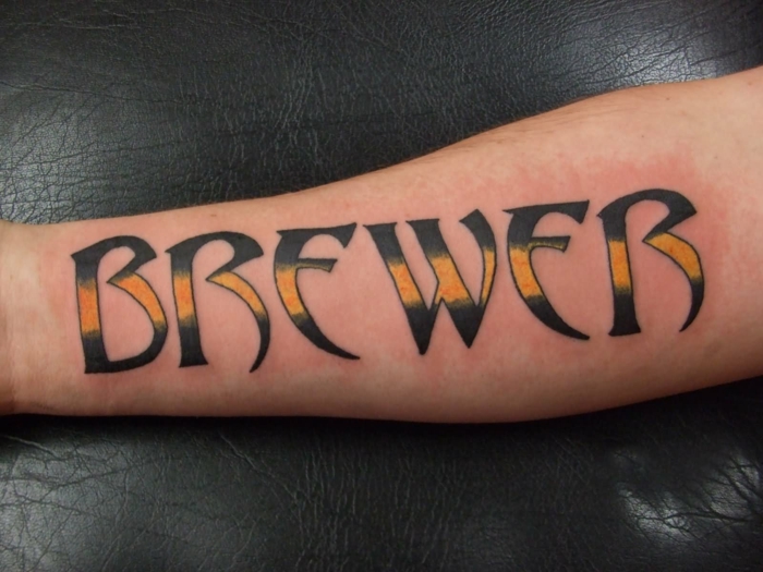 letras para tatuajes, tatuaje grande de una palabra, tatuaje antebrazo hombre, letras en bloque color negro y amarillo