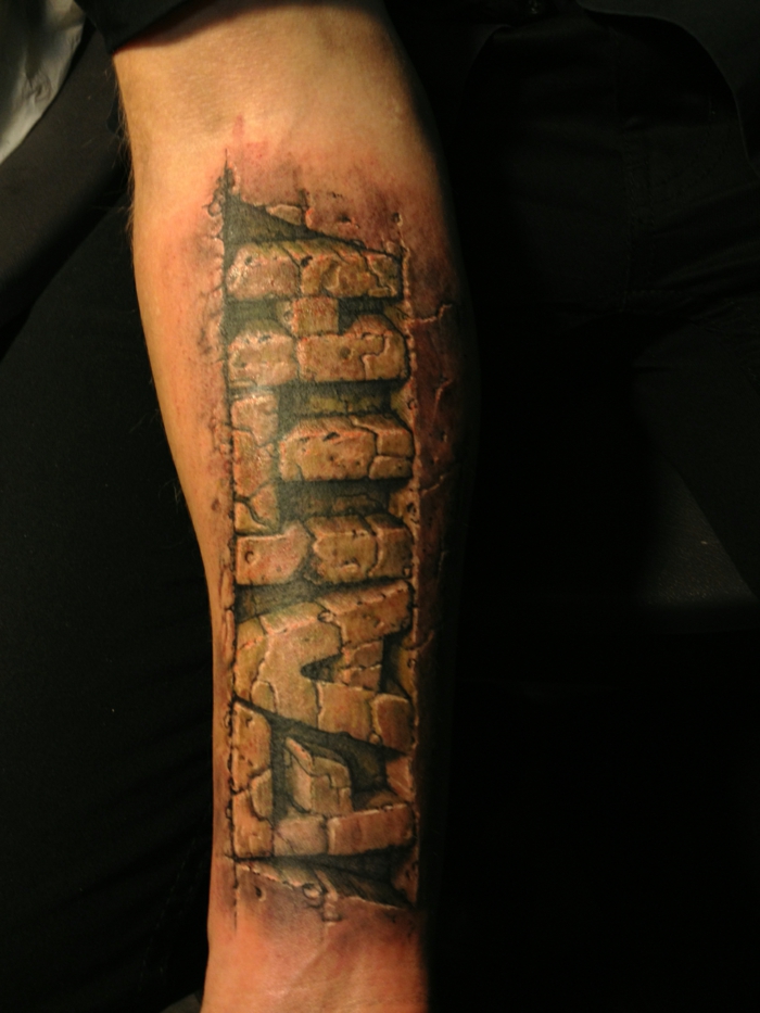 tatuajes frases, idea de tatuaje para hombre, tatuaje efecto 3d de piedras en el antebrazo, letras mayúsculas