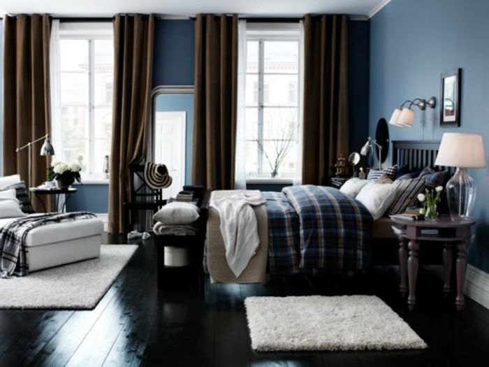 decoracion de paredes, dormitorio acogedor con tonos de azul u marrón, suelo de madera pintada en negro, mueblas de madera y alfombras peludas en blanco