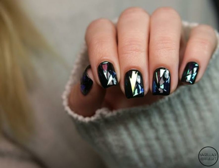 fotos de uñas pintadas, bonita idea de uñas de longitud media y forma cuadrada, manicura en tonos oscuros metálicos