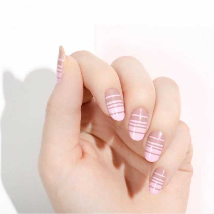 modelos de uñas, bonita idea en tonos pastel, uñas ovaladas en blanco y rosado, decoración de rayas