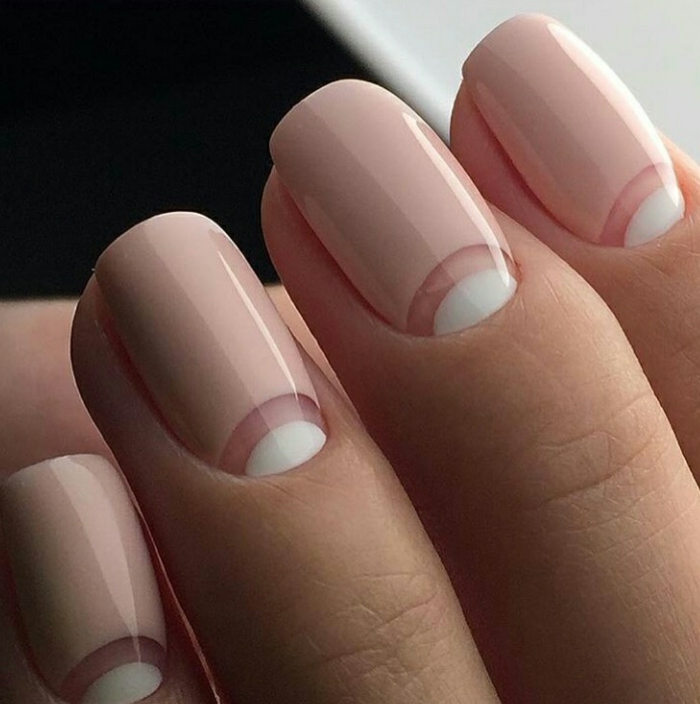 decoracion de uñas, manicura francesa en reversa en blanco, rosado y esmalte trasparente