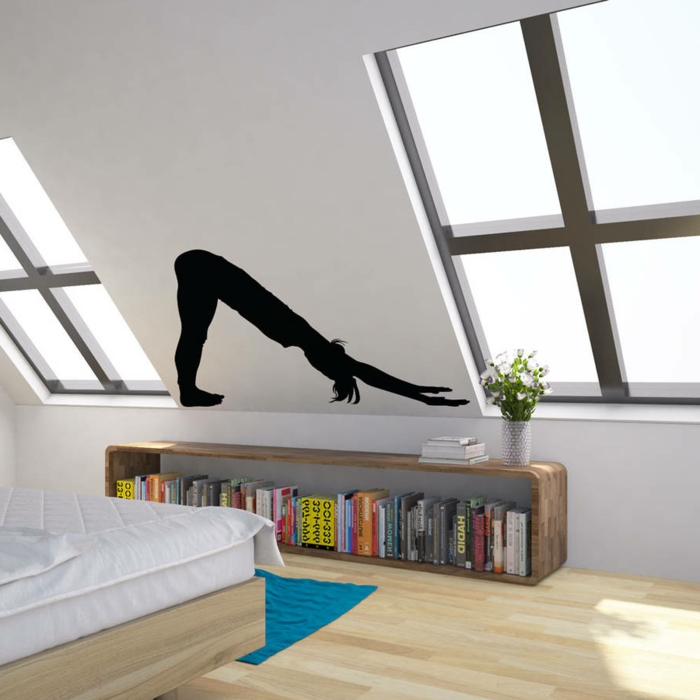 pegatinas pared, dormitorio con techo inclinado, vinilo de mujer haciendo ejercicio entre las dos ventanas