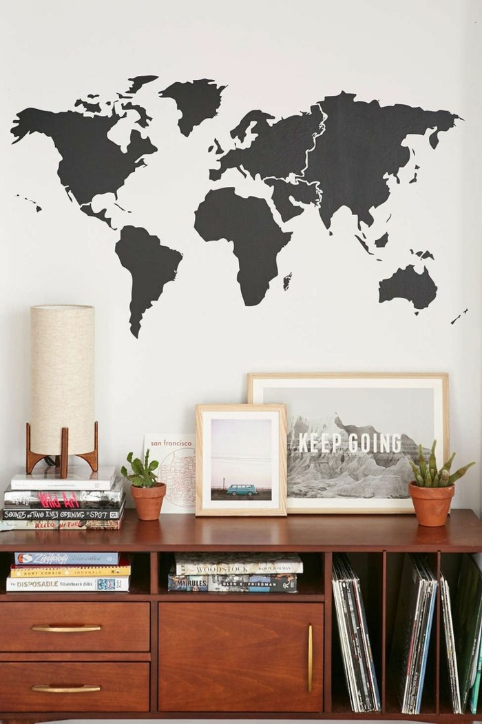 pegatinas pared, habitación con escritorio de madera, pared blanca con vinilo mapa mundo en negro sólido