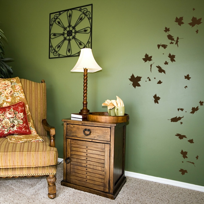 pegatinas pared, decoración salón con muebles vintage, pared en verde oscuro, vinilo marrón con hojas otoñales