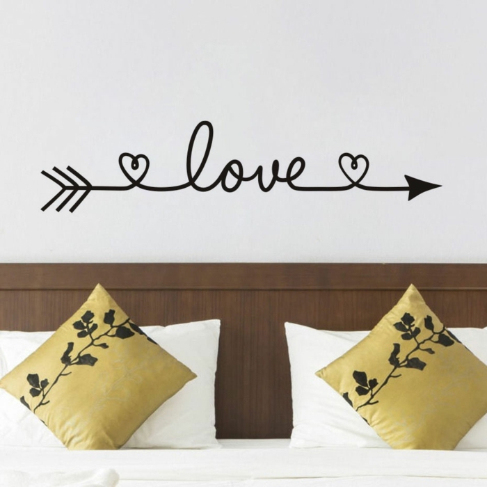 pegatinas pared, vinilo para parejas, decoración de dormitorios, vinilo en cursiva con flecha de amor sobre la cama