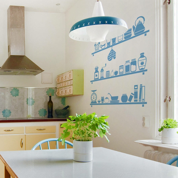 decoracion paredes, cocina con comedor estilo vintage, pared blanca, vinilo azul con estantes y vasos
