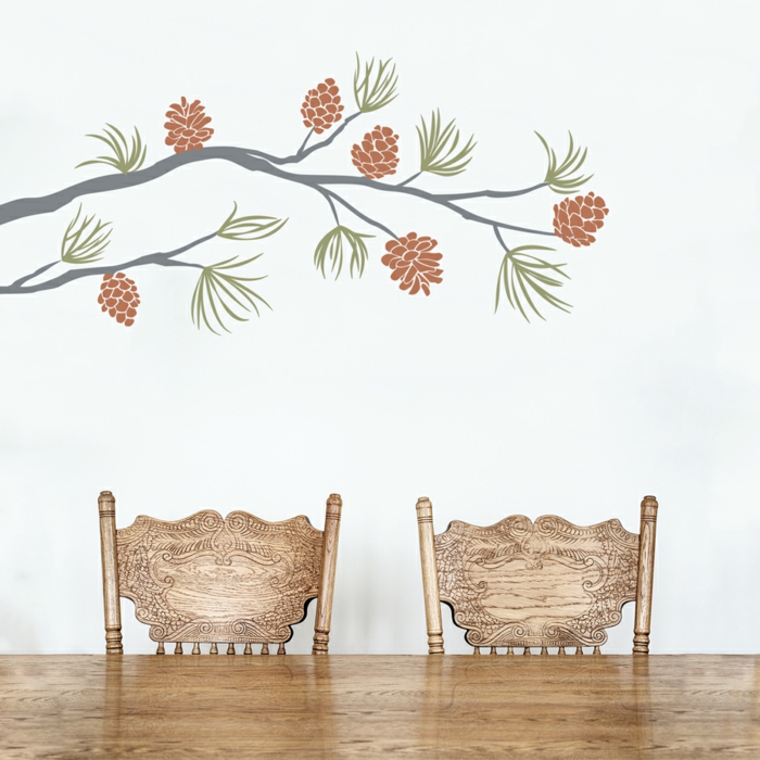 decoracion paredes, vinil como ramos de pino en gris, verde y marrón sobre pared blanca, comedor con sillas artesanales, 