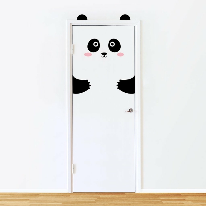 vinilos infantiles, puerta blanca con vinilo divertido con cara y patas de panda, decoración habitación infantil