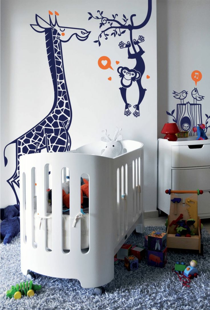 vinilos decorativos, habitación infantil con litera blanca, paredes llenos de viniles azules con girafa, mono y pájaros