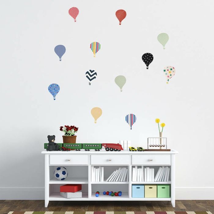 vinilos decorativos, vinilos como globos pequeños en diferentes colores, decoración de habitación infantil, armario blanco con juguetes