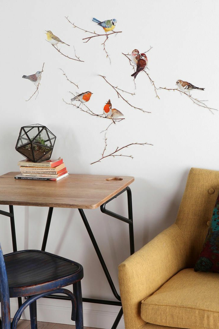 adhesivos pared, vinilo con pájaros en ramos de color, decoración pared salón, escritorio pequeño y sofá vintage
