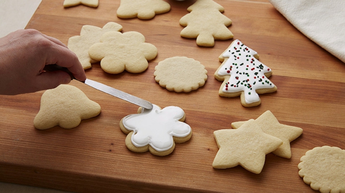 receta de galletas de mantequilla, ideas para navidad, biscochos de mantequilla decoradas en blanco y partículas multicolor
