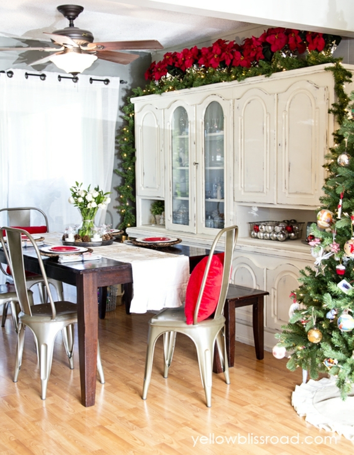 centros de mesa navideños, comedor refinado, grande armario vintage pintado en blanco, decoración de estrellas de navidad y árbol navideño