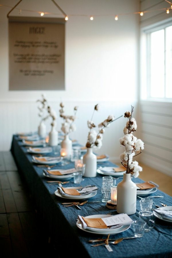 centros de mesa originales, idea con jarrones con flor de algodón, cubierta en azul, guirnalda con bombillas