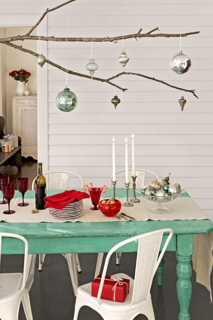 centros de mesa, idea DIY, bolas de Navidad colgantes, mesa de madera pintada en verde, candelabros con velas blancas