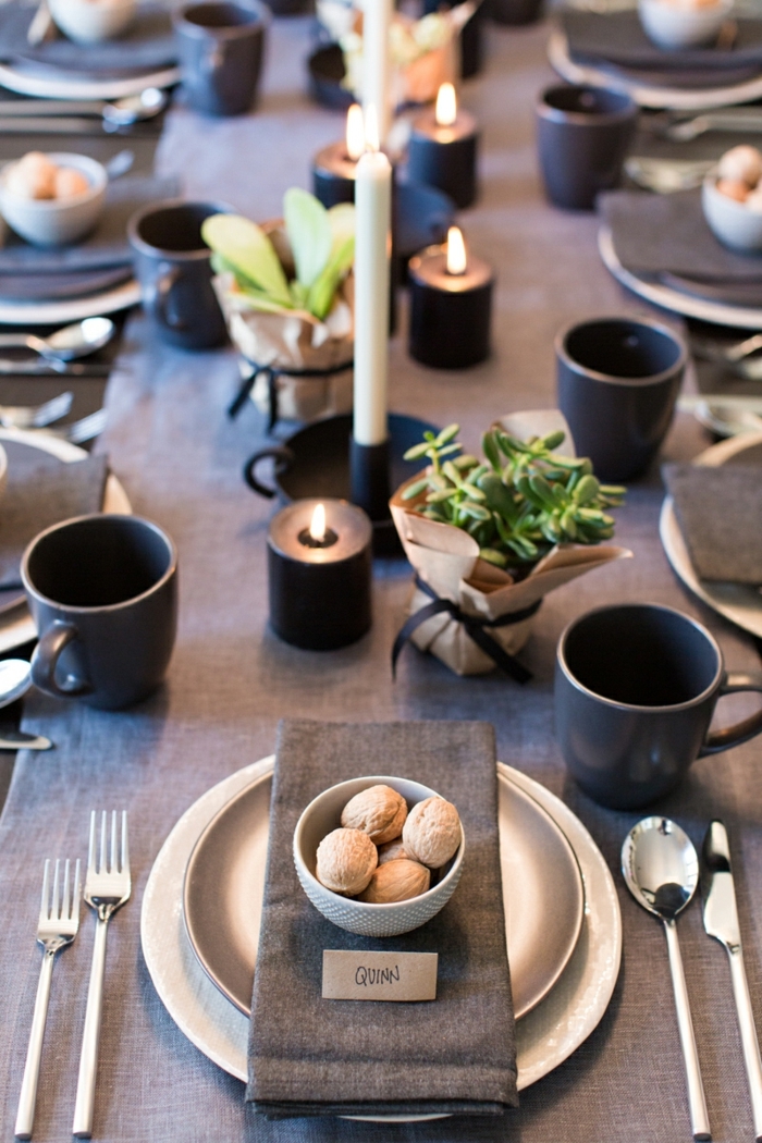 centros de mesa navideños, decoración de mesa elegante en gris y negro, centro de mesa con velas blancas y plantas pequeñas