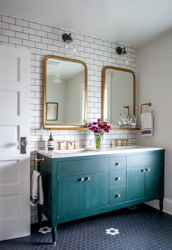 cuartos de baño modernos, ideas de baños vintage, dos espejos dorados, grande armario de madera pintado en color aguamarina, paredes con ladrillos