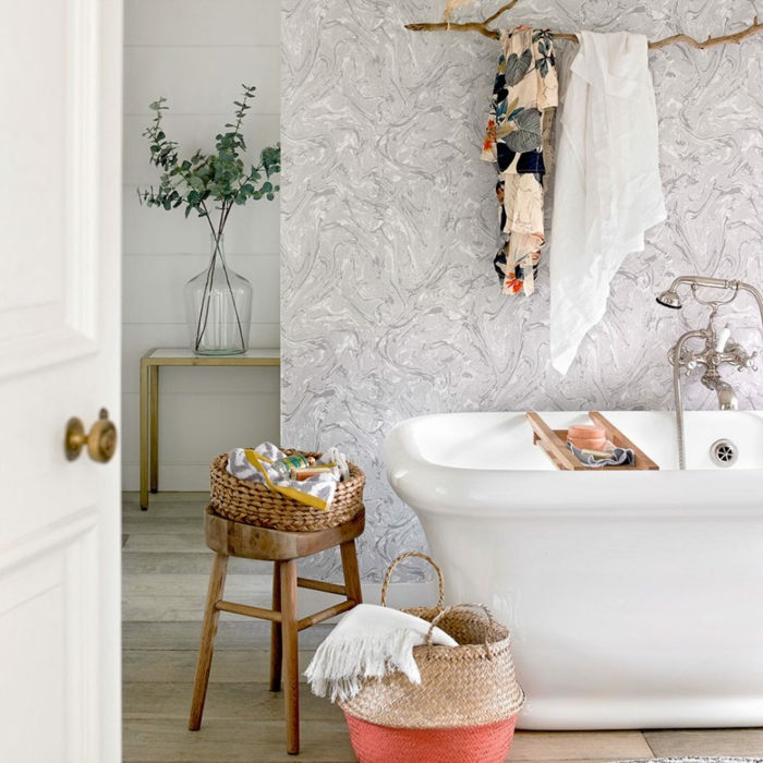 cuartos de baño, baño en estilo bohemio con detalles de madera y mimbre, bañera blanca, paredes tapizadas con papel pintado
