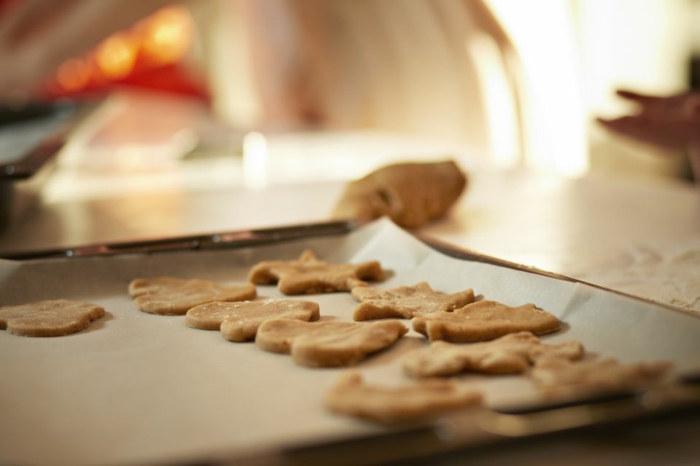 receta de galletas de mantequilla, pasos para elaborar galletas de navidad caseras en diferentes formas, hornear con papel de horno 