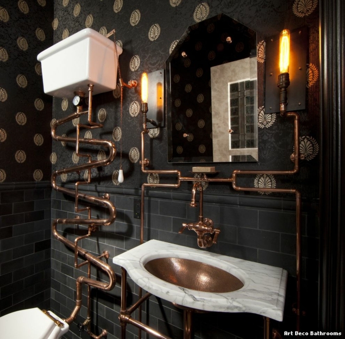 cuartos de baño, baño en estilo industrial en negro con detalles en bronce, lavabo moderno, papel pintado y azulejos negros en la pared