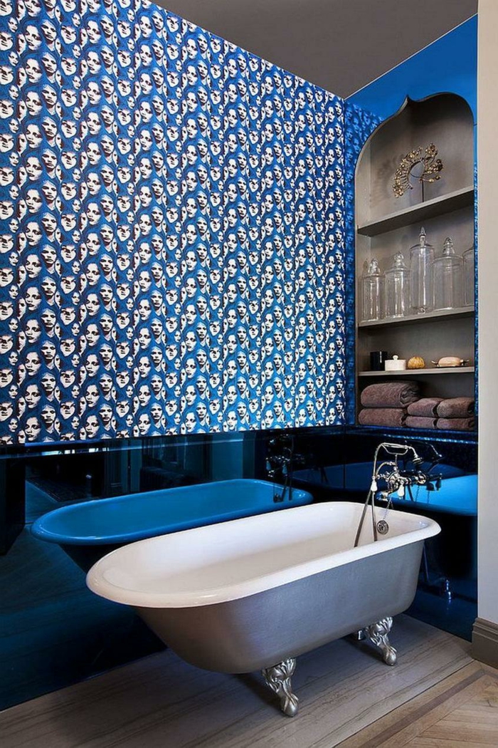 decoracion baños, cuarto de baño en estilo ecléctico, pared con papel pintado con estampado atractivo, baño en azul metálico 