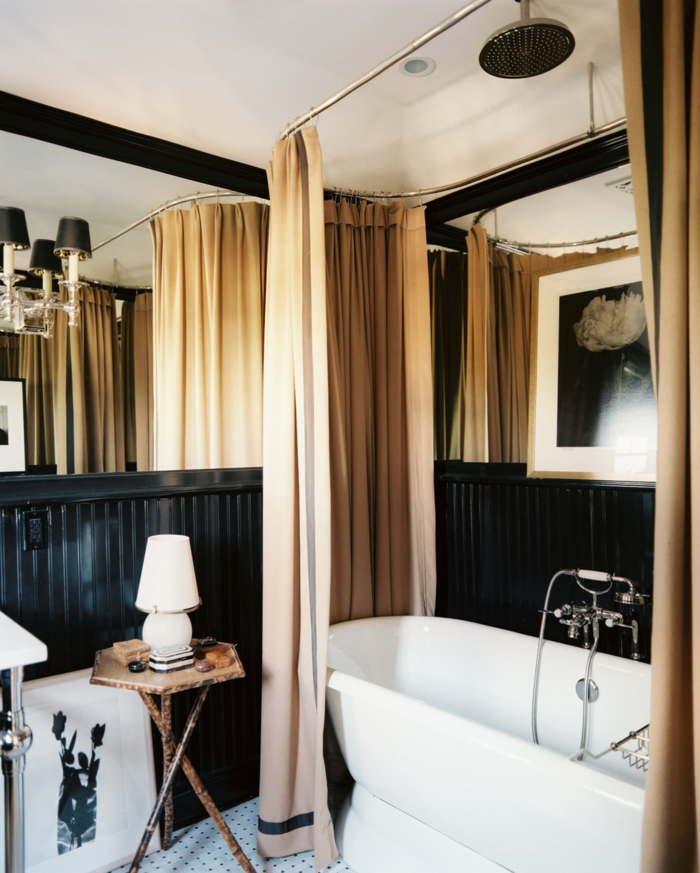 cuartos de baño, baño elegante en negro y beige, bañera moderna, paredes con vigas de madera pintadas en negro