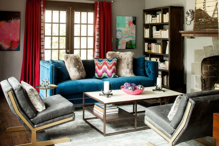 salones modernos, decoración de interiores contemporáneos con objetos de la estética bohemia, sofá de terciopelo azul, cortinas rojas