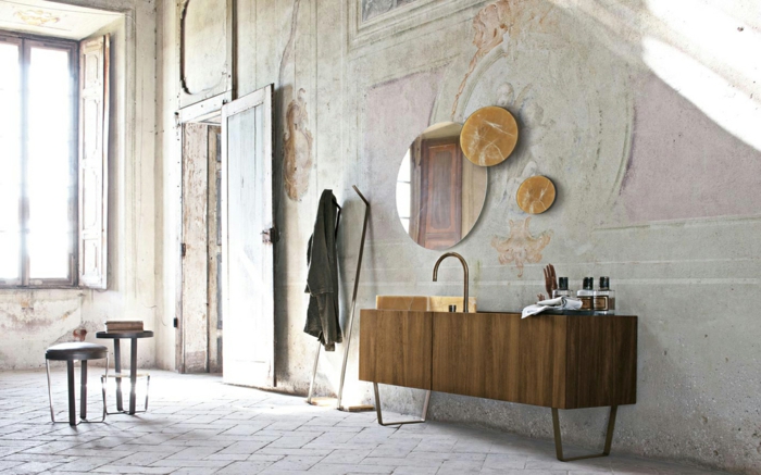 cuartos de baño, baño vintage con paredes de revestimiento viejo, efecto desgastado, espejos ovales de diferente tamaño