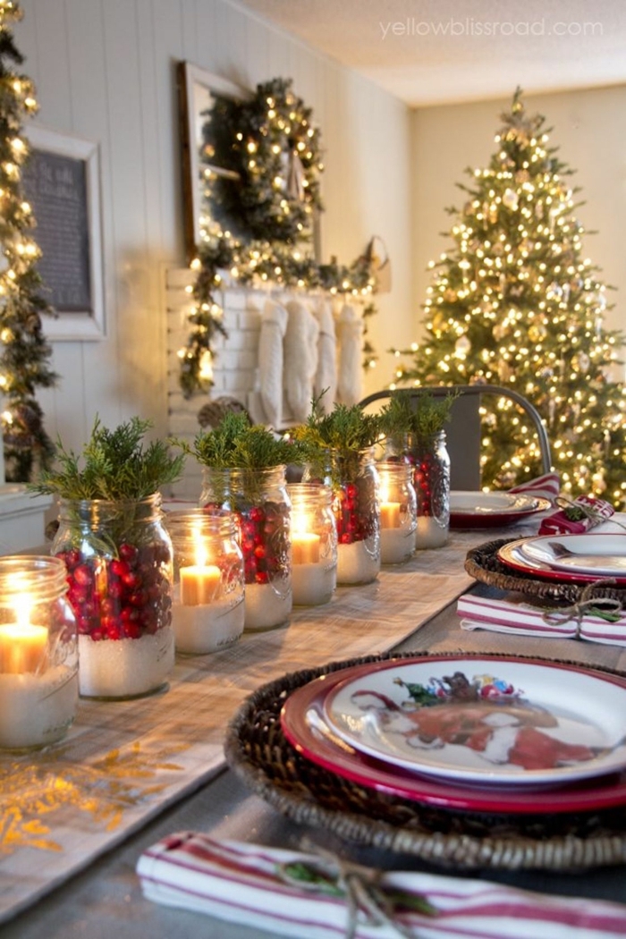centros de navidad, mesa festiva decorada de frascos llenos de azúcar y acebo, decoración en color oro 