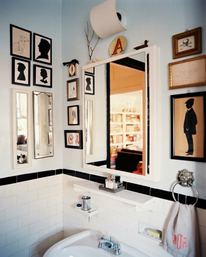 decoracion de baños, cuarto de baño ecléctico con mucha decoración, paredes en azul celeste 