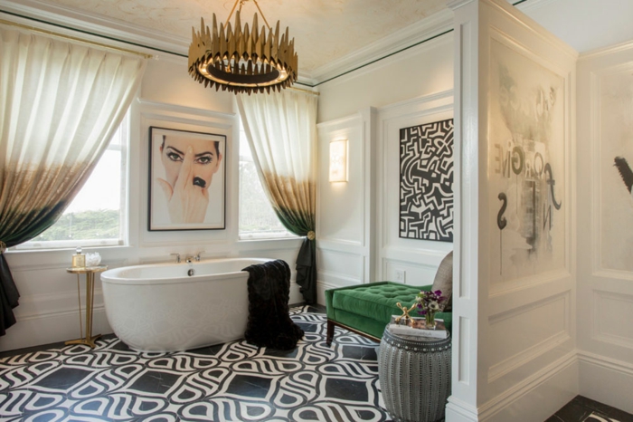 cuartos de baño, baño en estilo ecléctico, lámpara de araña dorada, cortinas modernas, banco en capitoné vintage