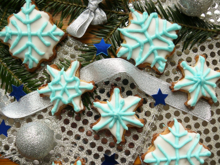 galletas de navidad, galletas navideñas en forma de copos de nieve, bonita decoración con glaseado en azul claro y blanco