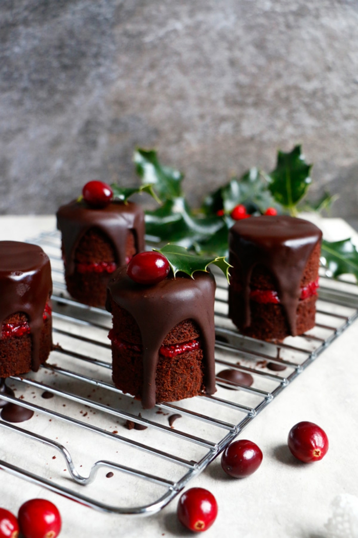 galletas navideñas, dulces originales con decoracion de arándanos, pastel para navidad para los veganos