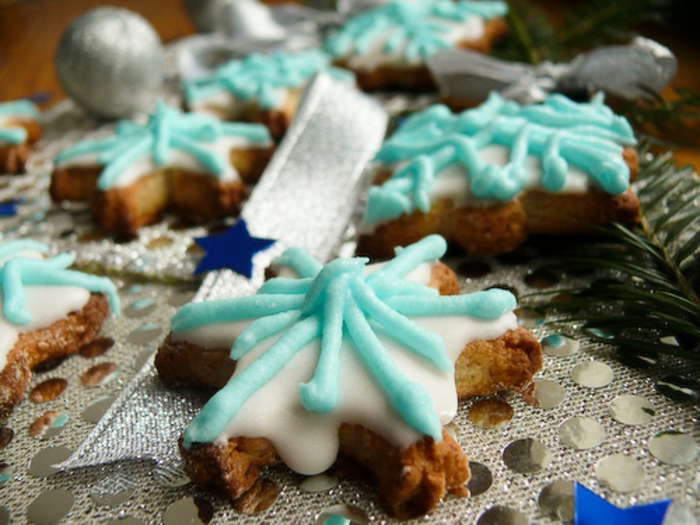 galletas de navidad, recetas para pasteles faciles navidad, biscocho casero decorado con glaseado real en blanco y azul 