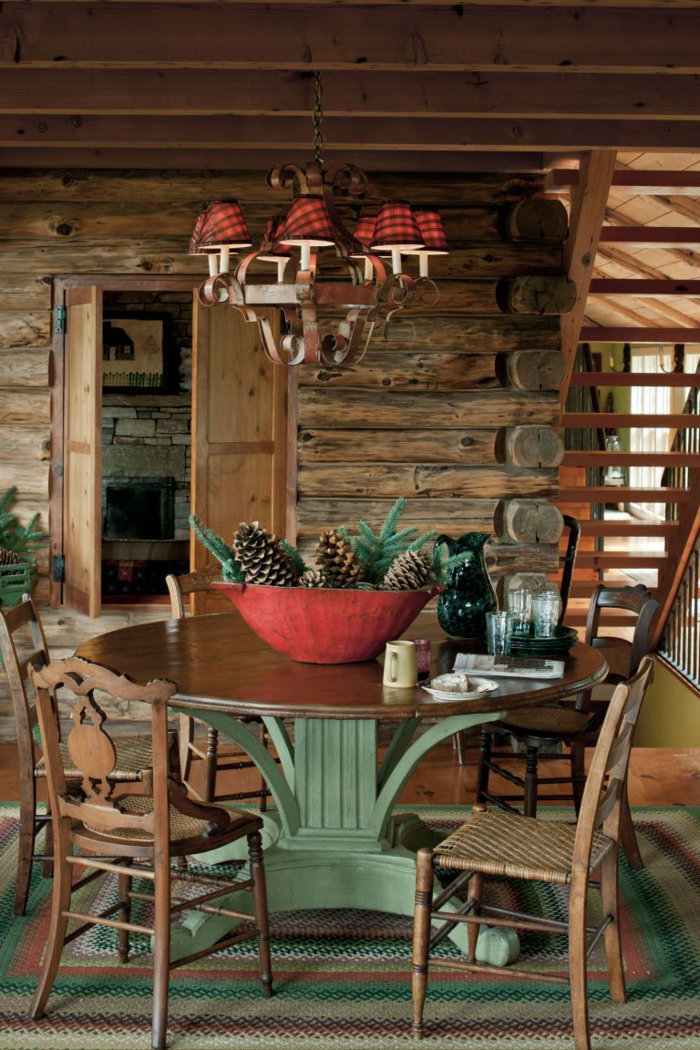 centros de mesa originales, ideas con materiales naturales, comedor en la veranda con centro de mesa de piñas