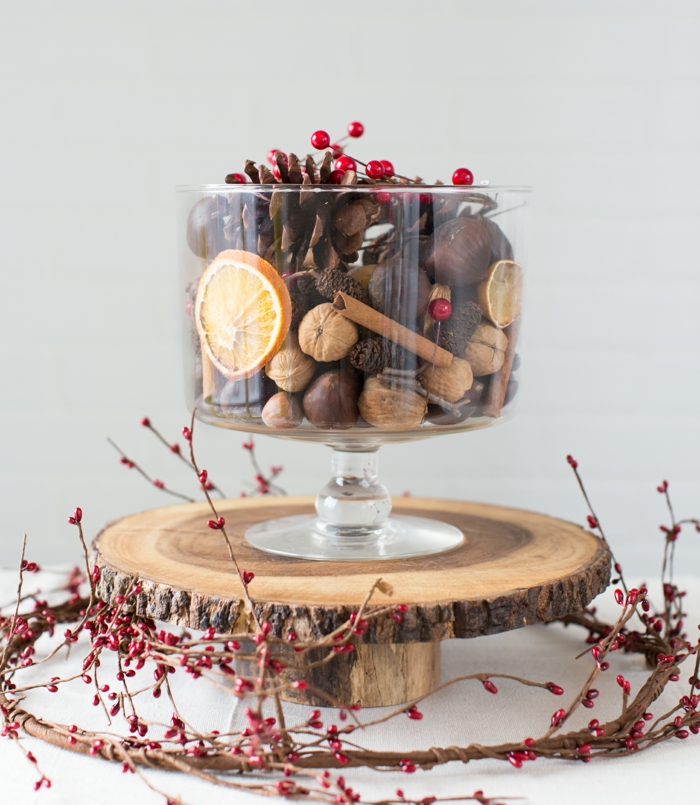 centros de navidad, ideas DIY, frutas secas, palos de canela y acebo artificial en un recipiente de vidrio, centro de mesa atractivo 