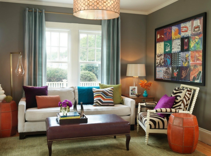 muebles de salon, muebles de salón modernos con decoración en estilo bohemio, cortinas de satén en tono metálico, mesa tapizada de piel 