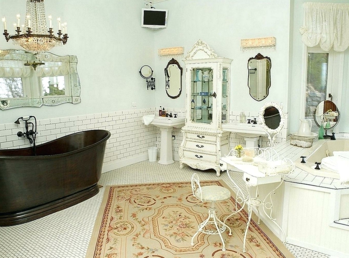cuartos de baño, propuesta de baño vintage con elementos modernos, bañera de madera, candelabro viejo, alfombra ornamentada