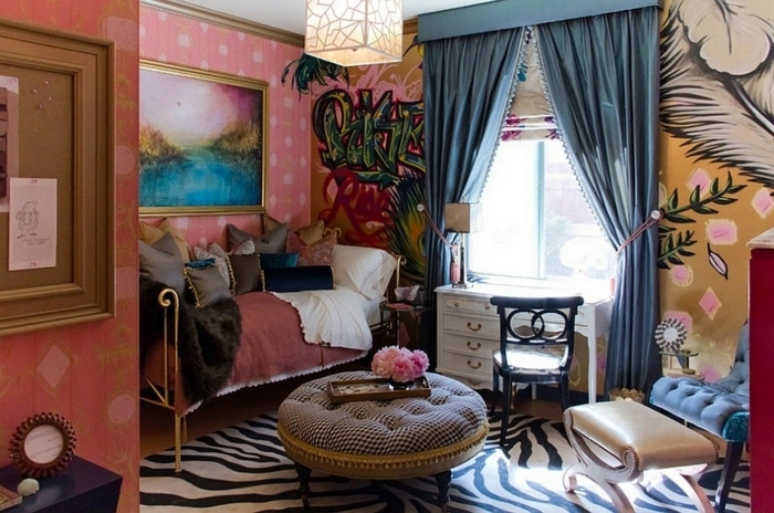 salones modernos, salón pequeño y acogedor con colores metálicos, tonos pastel y elementos en colores cálidos, mesa vintage en capitoné